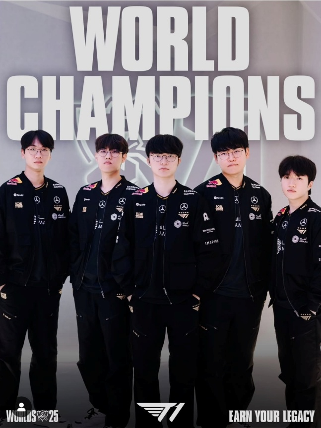 리그 오브 레전드 공식 계정이 9일 '페이커' 이상혁(가운데)과 T1의 2025 롤드컵 우승을 축하했다. /사진=리그 오브 레전드 공식 SNS 계정 갈무리