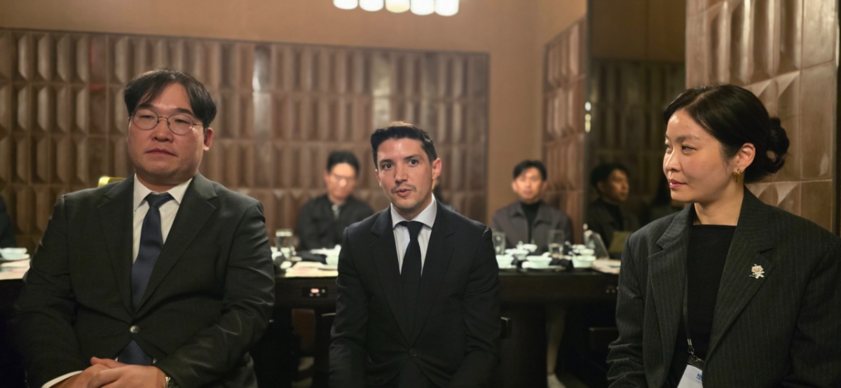 지난 7일(현지시간) 미국 뉴저지주 대형 쇼핑몰 아메리칸드림몰에서 진행된 한류박람회 현장에서 행사 관계자들이 K-컬처에 대한 취재진의 질문에 답변하고 있다. 사진 앞줄 왼쪽부터 이상윤 코트라 한류소비재팀 매니저, 세르히오 비나이 넷플릭스 글로벌어페어 디렉터, 이승은 국립박물관문화재단 상품유통전랴김 차장. /사진=심재현 특파원