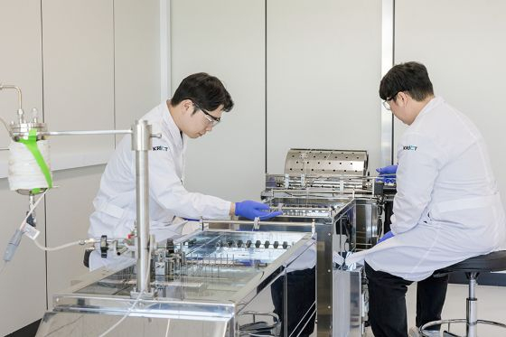 화학연 연구자들이 상생형 연구공간에 구축된 장비를 이용해 중공사막을 생산하고 있다/사진=화학연 