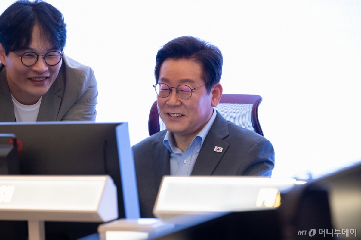 (서울=뉴스1) 이재명 기자 = 이재명 대통령이 15일 서울 성동구 펍지 성수에서 열린 K-게임 현장 간담회에서 '크래프톤' 신작 게임 '인조이' 체험을 하고 있다. (대통령실 제공. 재판매 및 DB 금지) 2025.10.15/뉴스1  Copyright © 뉴스1. All rights reserved. 무단 전재 및 재배포,  AI학습 이용 금지. /사진=(서울=뉴스1) 이재명 기자