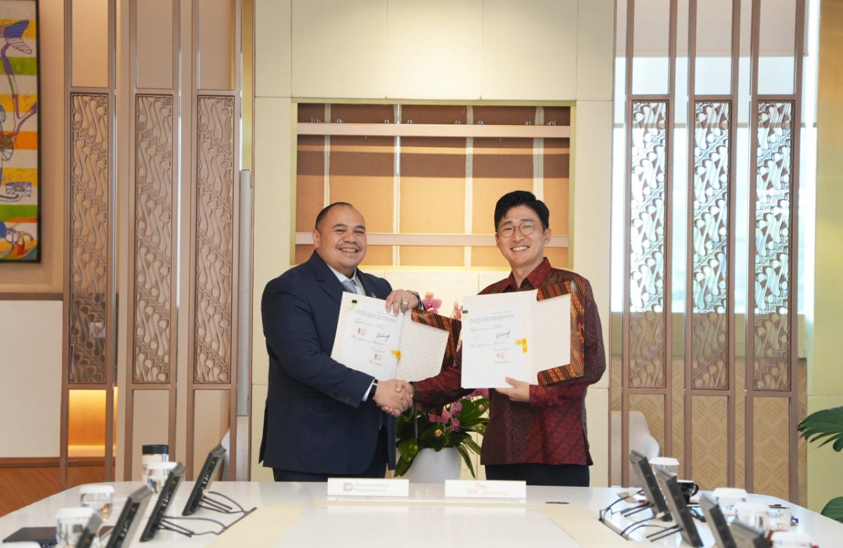 SK플라즈마코어 노현호 법인장(오른쪽)과 다난타라 최고투자책임자 판두 자흐리르(왼쪽)가 인도네시아 현지에서 열린 혈액제제 생산 인프라 투자를 위한 MOU를 체결식에서 서명 후 기념촬영을 하고 있다./사진= SK플라즈마