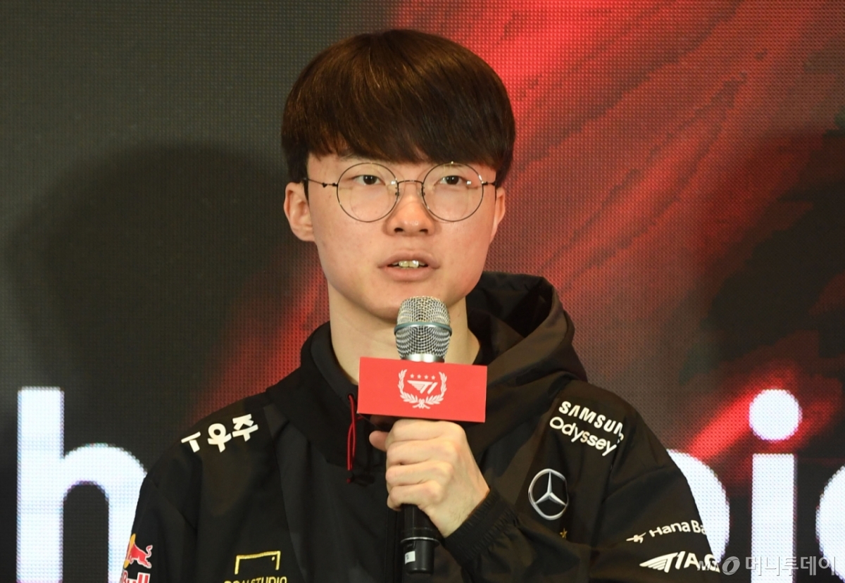 페이커 이상혁 선수가 18일 서울 중구 을지로 SKT 본사 사옥에서 열린 SKT-SK스퀘어, 구성원과 함께하는 T1 롤드컵 축승회에서 인사말을 하고 있다. /사진=머니S 장동규 기자