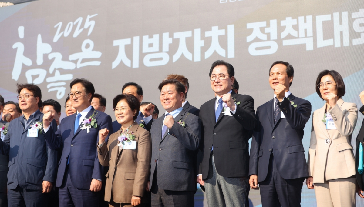 ( 앞줄 왼쪽부터)염태영 국회의원, 우원식 국회의장, 김미경 서울 은평구청장(참좋은지방정부협의회장), 박승원 경기 광명시장(참좋은지방정부협의회 사무총장), 신우철 전남 완도군수, 조병옥 충북 음성군수, 김보라 경기 안성시장./사진제공=광명시