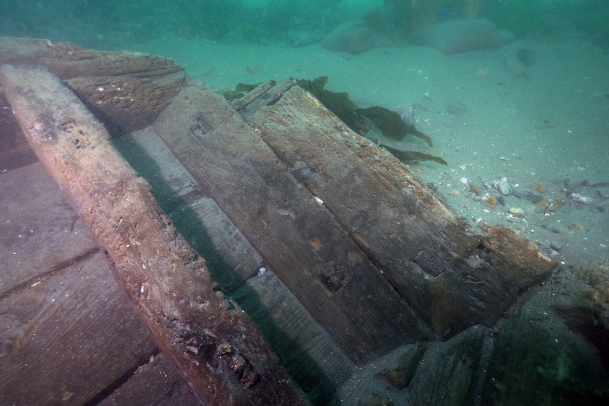 마도 4호선의 앞판 구조. 목재가 가로로 배열돼 있어 고려시대 선박과 구분된다. /사진 = 국가유산청 제공