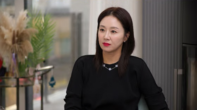 그런가 하면 김지혜는 남편인 개그맨 박준형 수입의 10배 이상 벌게 되자 남편이 갑자기 설거지를 도맡아 하기 시작했다고 폭로한다./사진=채널A '절친 토큐멘터리 4인용식탁'