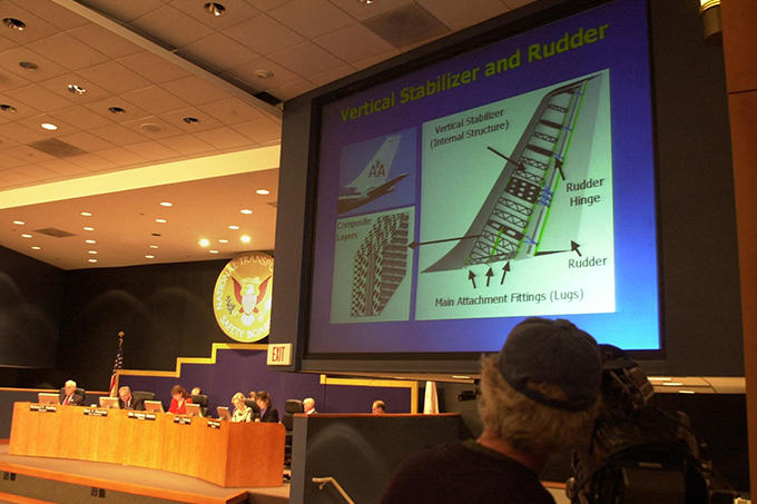 2004년 10월 26일 미국 국가교통안전위원회(NTSB)에 제출된 조사 보고서 속 2001년 11월 추락한 아메리칸 항공 587편의 수직안정판과 방향타 그림의 모습.NTSB의 조사 결과, 사고의 주요 원인은 후류를 만났을 당시 부기장이 기체를 안정시키기 위해 불필요하게 방향타를 조작했기 때문인 것으로 드러났다. 그러나 부기장의 이런 대응은 항공사 교육 프로그램 매뉴얼을 따른 것으로 밝혀졌다./AFPBBNews=뉴스1