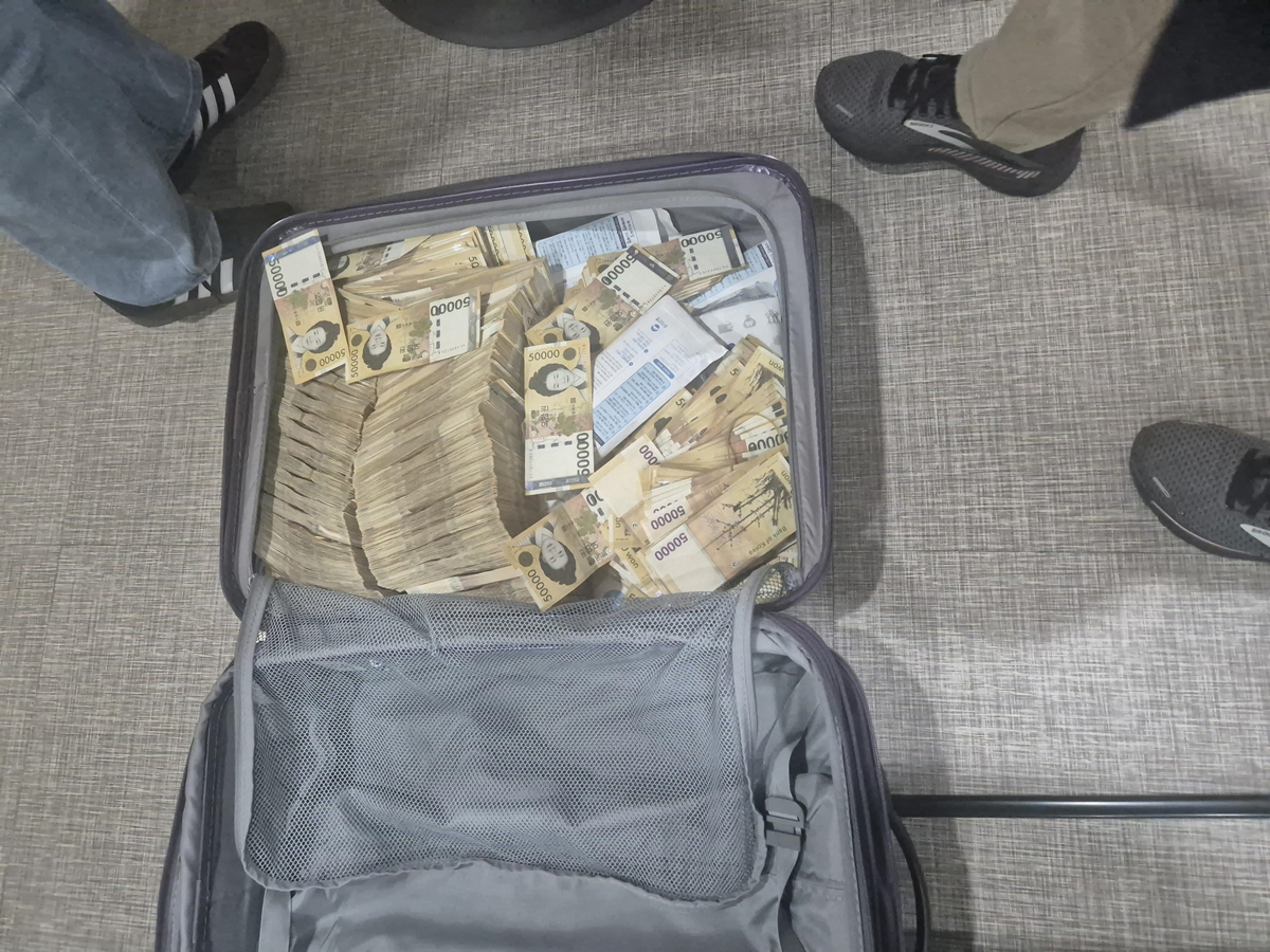B씨의 배우자가 몰래 숨겨 옮기려다 적발된 여행용 캐리어 가방에 든 5만원권 현금 4억원./사진=국세청 제공. 