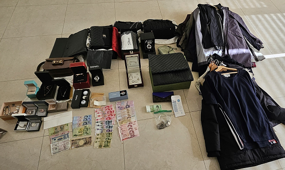 C씨 집에서 압류한 외화와 명품의류 및 장신구./사진=국세청 제공. 