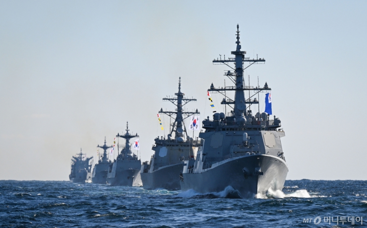 지난 11월10일 동해상에서 실시한 '해군 함대급 해상 기동훈련'에서 함정들이 전술기동을 하고 있다. 최신 이지스구축함인 정조대왕함에는 해군 창설 80주년을 기념하는 해군기가 펄럭이고 있다. 함정 순서는 사진 앞쪽부터 정조대왕함-율곡이이함-왕건함-강감찬함-대청함. / 사진=해군