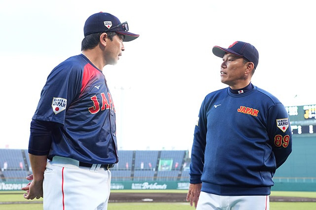 히로미사전을 마친 뒤 스태프와 대화를 하고 있는 이바타 일본 야구대표팀 감독(오른쪽). /사진=일본 야구 대표팀 공식 홈페이지