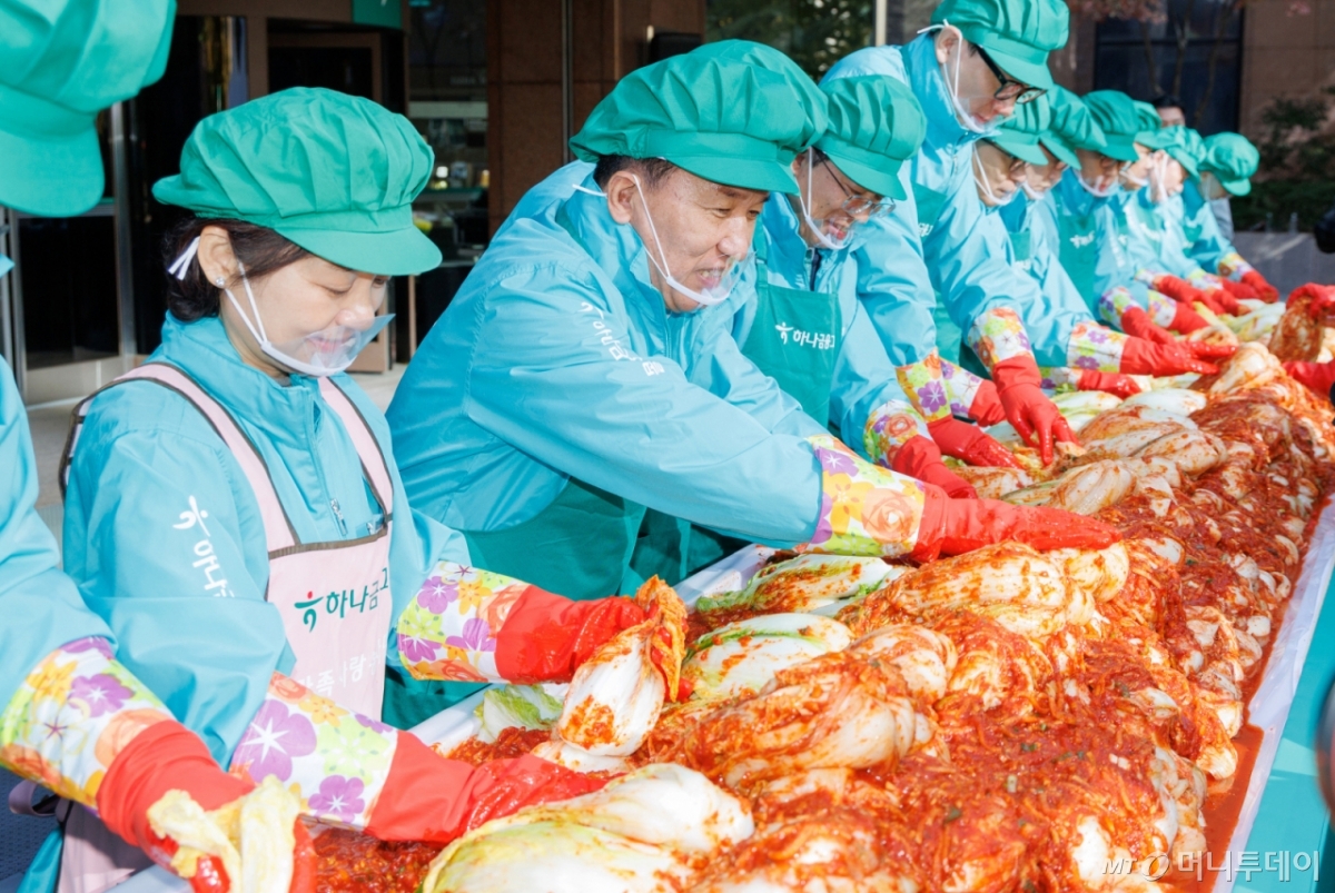 함영주 하나금융지주 회장(왼쪽 네번째)이 10일 서울 중구 하나금융그룹 명동사옥에서 열린 '2025 모두하나데이 사랑의 김장 나눔'에서 임직원들과 기념촬영을 하고 있다. /사진=이기범 leekb@