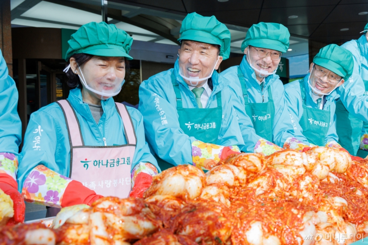 함영주 하나금융지주 회장(왼쪽 네번째)이 10일 서울 중구 하나금융그룹 명동사옥에서 열린 '2025 모두하나데이 사랑의 김장 나눔'에서 임직원들과 기념촬영을 하고 있다. /사진=이기범 leekb@