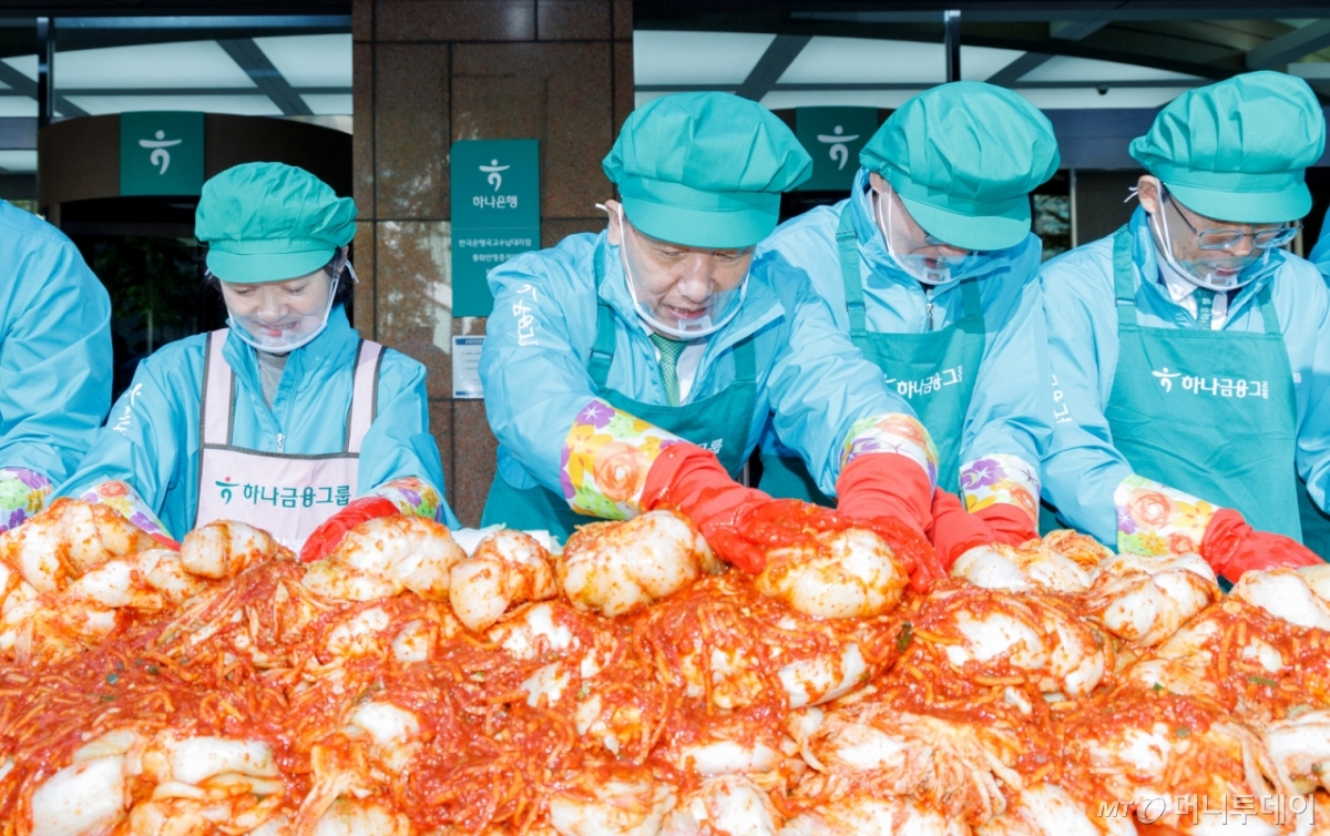 함영주 하나금융지주 회장(왼쪽 네번째)이 10일 서울 중구 하나금융그룹 명동사옥에서 열린 '2025 모두하나데이 사랑의 김장 나눔'에서 임직원들과 기념촬영을 하고 있다. /사진=이기범 leekb@
