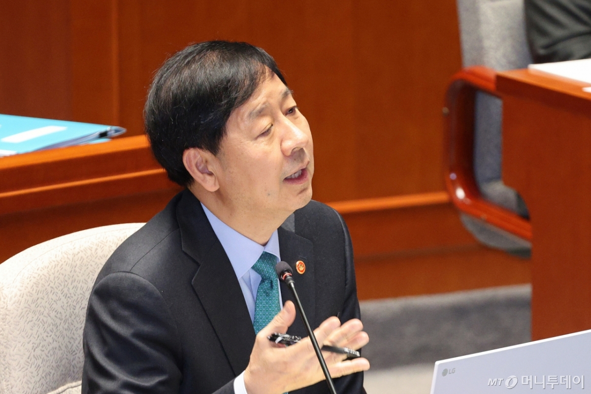 (서울=뉴스1) 신웅수 기자 = 구윤철 경제부총리 겸 기획재정부 장관이 10일 서울 여의도 국회에서 열린 제429회국회(정기회) 예산결산특별위원회 제5차 전체회의에 출석해 의원 질의에 답변하고 있다. 2025.11.10/뉴스1 Copyright © 뉴스1. All rights reserved. 무단 전재 및 재배포, AI학습 이용 금지. /사진=(서울=뉴스1) 신웅수 기자