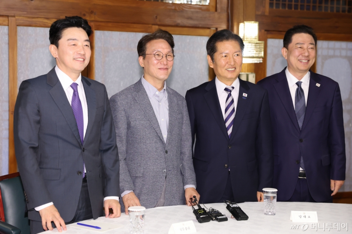 [서울=뉴시스] 추상철 기자 = 김민석 국무총리가 12일 서울 종로구 삼청동 국무총리 서울공관에서 열린 제4차 고위당정협의회에 앞서 강훈식 대통령 비서실장, 정청래 더불어민주당 대표, 김병기 원내대표와 기념촬영하고 있다. (공동취재) 2025.10.12. photo@newsis.com /사진=추상철