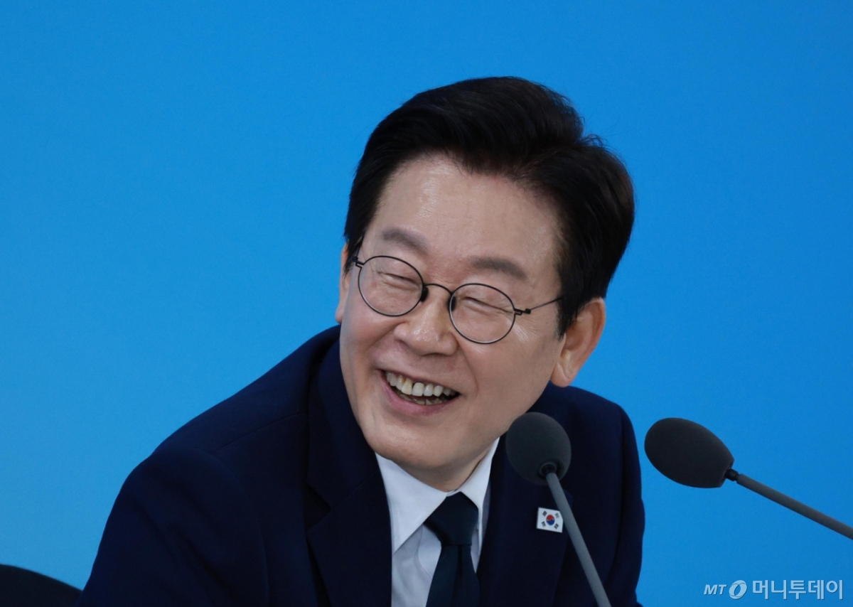 [서울=뉴시스] 고범준 기자 = 이재명 대통령이 7일 대전 유성구 국립중앙과학관에서 열린 다시 과학기술인을 꿈꾸는 대한민국 국민보고회에서 참석자의 발언을 듣고 있다. 2025.11.07. bjko@newsis.com /사진=고범준