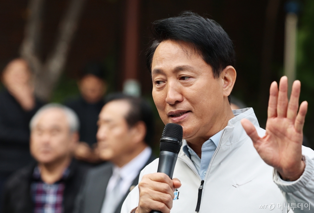 (서울=뉴스1) 오대일 기자 = 오세훈 서울시장이 6일 오전 서울 성북구 장위 13 재정비촉진구역 현장에서 열린 주민 간담회에서 발언하고 있다.  서울시는 10년 만에 사업을 재추진하는 장위13구역에 신속통합기획 2.0과 재정비촉진사업 규제혁신 방안을 적용해 총 3만 3000가구를 공급한다는 방침이다. 2025.11.6/뉴스1  Copyright © 뉴스1. All rights reserved. 무단 전재 및 재배포,  AI학습 이용 금지. /사진=(서울=뉴스1) 오대일 기자