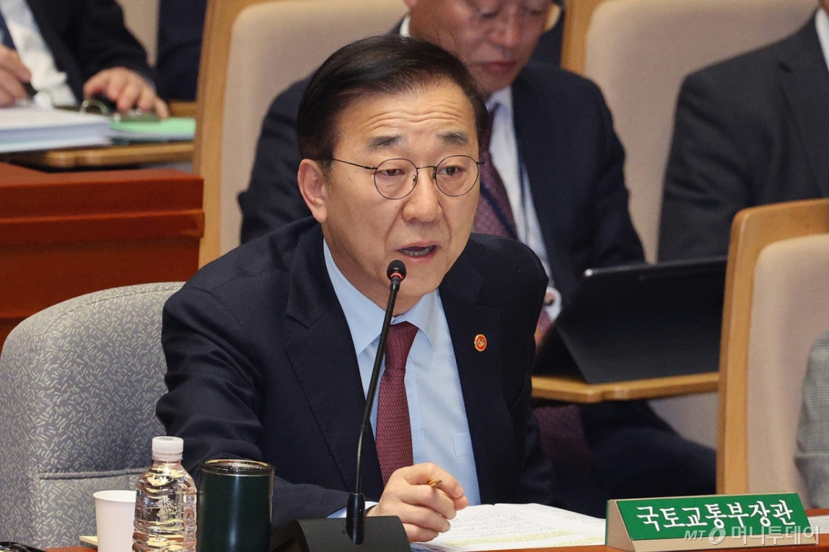 (서울=뉴스1) 신웅수 기자 = 김윤덕 국토교통부 장관이 10일 서울 여의도 국회에서 열린 제429회국회(정기회) 예산결산특별위원회 제5차 전체회의에 출석해 의원 질의에 답변하고 있다. 2025.11.10/뉴스1 Copyright © 뉴스1. All rights reserved. 무단 전재 및 재배포, AI학습 이용 금지. /사진=(서울=뉴스1) 신웅수 기자