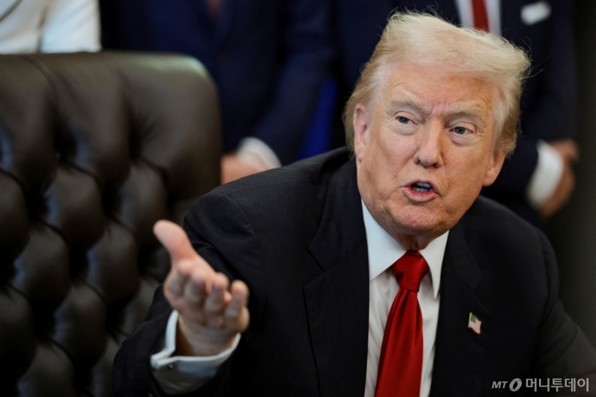 (워싱턴DC 로이터=뉴스1) 류정민 특파원 = 도널드 트럼프 미국 대통령이 6일(현지시간) 워싱턴DC 백악관에서 비만치료제 가격 인하를 발표하면서 기자들의 질문에 답하고 있다. 2025.11.06. ⓒ 로이터=뉴스1 Copyright © 뉴스1. All rights reserved. 무단 전재 및 재배포, AI학습 이용 금지.