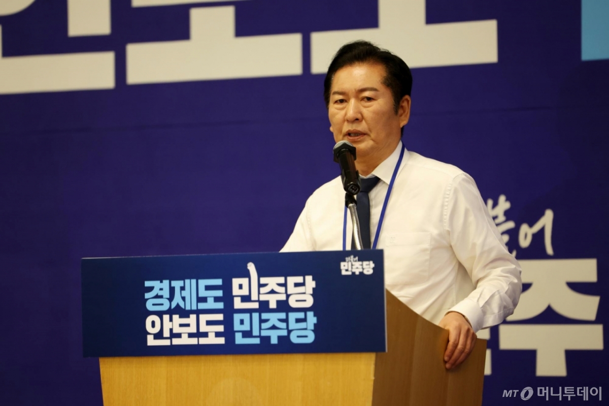 [광주(경기)=뉴시스] 김명년 기자 = 정청래 더불어민주당 대표가 10일 오후 경기 광주 곤지암리조트에서 열린 '2025년 더불어민주당 전국지역위원장 워크숍'에서 인사말하고 있다. 2025.11.10. kmn@newsis.com /사진=김명년