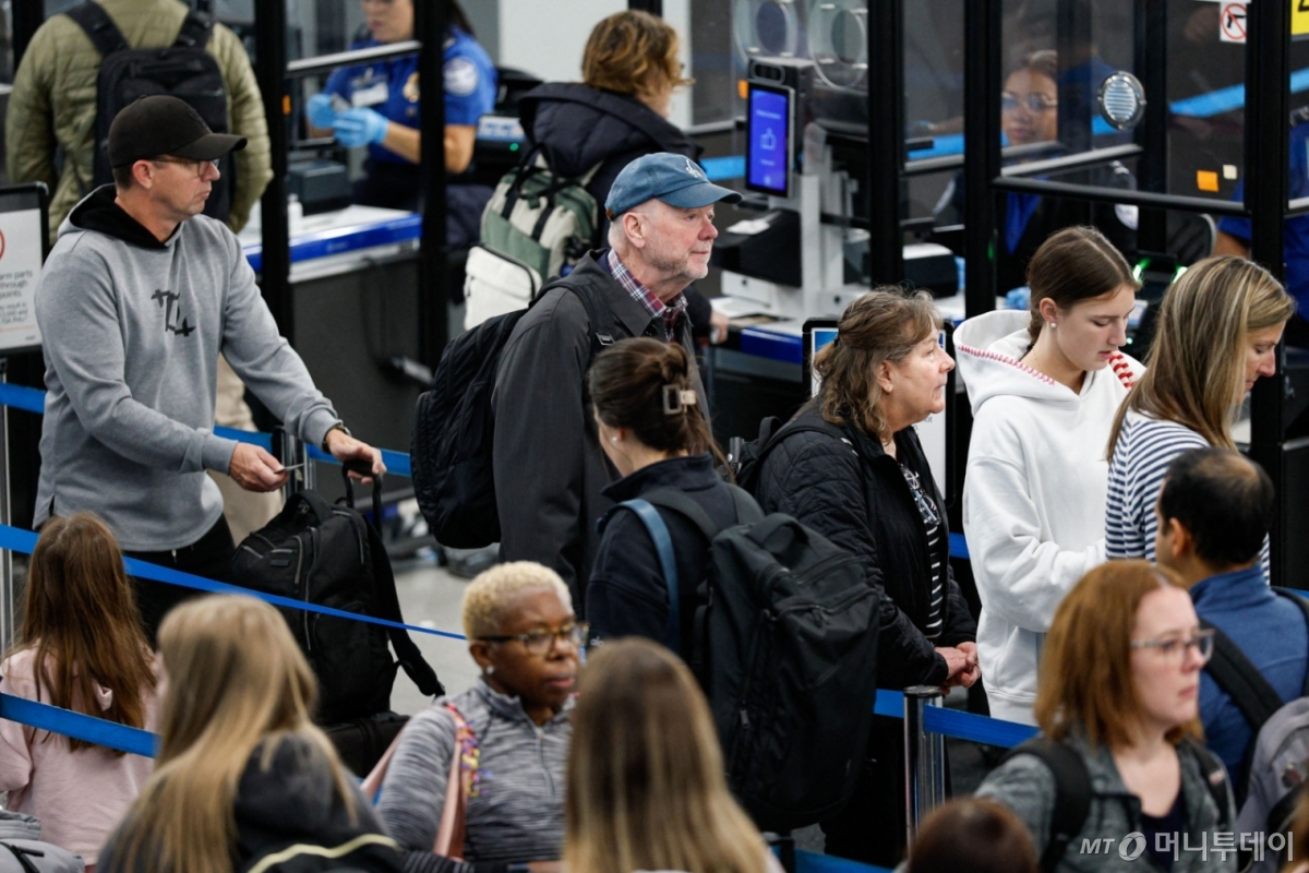 (시카고 AFP=뉴스1) 류정민 특파원 = 7일(현지시간) 일리노이주 시카고 오헤어 국제공항 보안 검색대에서 여행객들이 줄지어 차례를 기다리고 있다. 연방 정부 셧다운이 이날로 38일째에 접어든 가운데, 트럼프 행정부는 항공 관제사들의 부담을 줄이기 위해 항공편 감축 명령을 내렸다. 2025.11.07.   ⓒ AFP=뉴스1  Copyright © 뉴스1. All rights reserved. 무단 전재 및 재배포,  AI학습 이용 금지. /사진=(시카고 AFP=뉴스1) 류정민 특파원