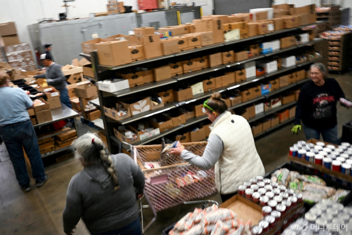 (커머스시티 로이터=뉴스1) 양은하 기자 = 31일(현지시간) 미국 연방정부의 셧다운(일시 업무 정지) 사태가 수주째 계속되는 가운데 콜로라도주 커머스시티의 긴급 식품은행에서 자원봉사자들이 식료품 카트를 준비하고 있다. 2025. 10. 31.   ⓒ 로이터=뉴스1  Copyright © 뉴스1. All rights reserved. 무단 전재 및 재배포,  AI학습 이용 금지. /사진=(커머스시티 로이터=뉴스1) 양은하 기자