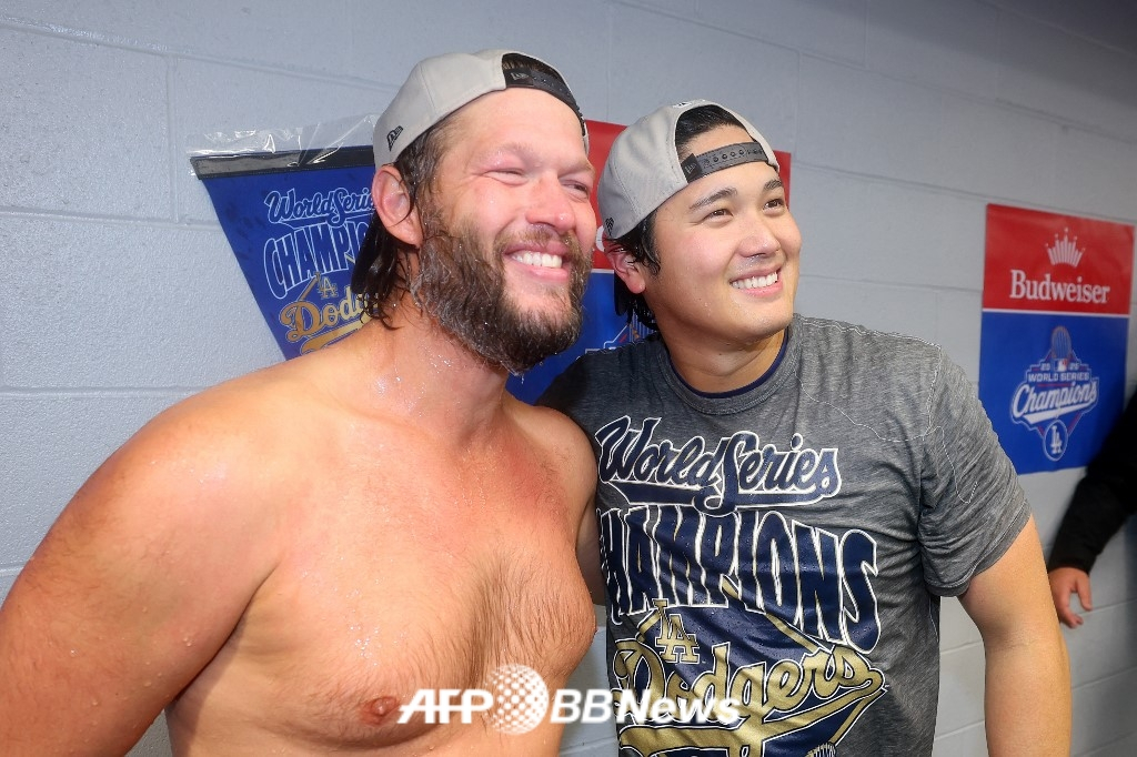 LA 다저스의 영웅 클레이튼 커쇼(왼쪽)와 오타니 쇼헤이. /AFPBBNews=뉴스1