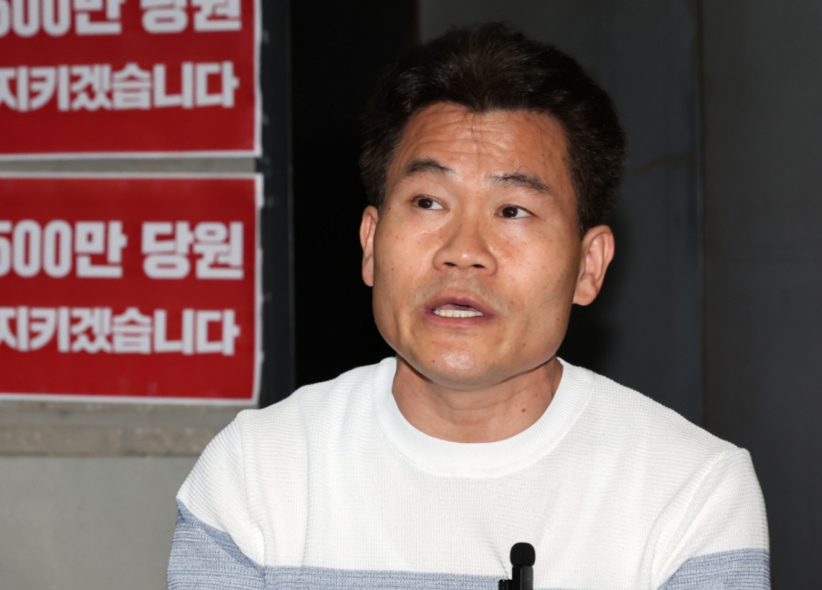 전한길씨가 지난 8월 18일 서울 여의도 국민의힘 중앙당사를 찾아 특검의 국민의힘 압수수색 저지 농성 중인 김문수 당대표 후보와 만나 입장을 밝히고 있다./사진=뉴스1