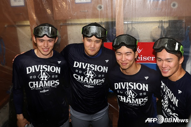 다저스가 지구우승을 확정한 뒤 김혜성(왼쪽에서 3번째)이 일본인 선수들과 함께 기쁨을 나누고 있다. 왼쪽부터 사사키 로키, 오타니 쇼헤이, 김혜성, 야마모토 요시노부. /AFPBBNews=뉴스1