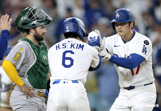 김혜성(가운데)이 홈런을 치고 홈플레이트로 돌아온 오타니와 하이파이브를 하고 있다. /AFPBBNews=뉴스1