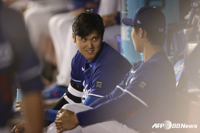 김혜성(오른쪽)이 경기 도중 오타니와 대화를 나누고 있다. /AFPBBNews=뉴스1