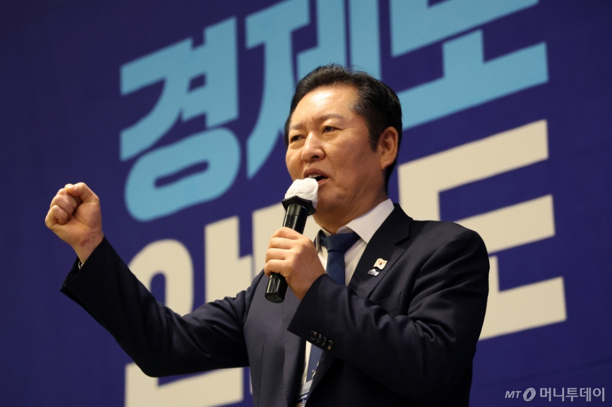 (경기광주=뉴스1) 김영운 기자 = 정청래 더불어민주당 대표가 11일 오전 경기 광주시 곤리암리조트에서 열린 '2025 더불어민주당 전국 지역위원장 워크숍'에서 발언을 하고 있다. 2025.11.11/뉴스1  Copyright © 뉴스1. All rights reserved. 무단 전재 및 재배포,  AI학습 이용 금지. /사진=(경기광주=뉴스1) 김영운 기자