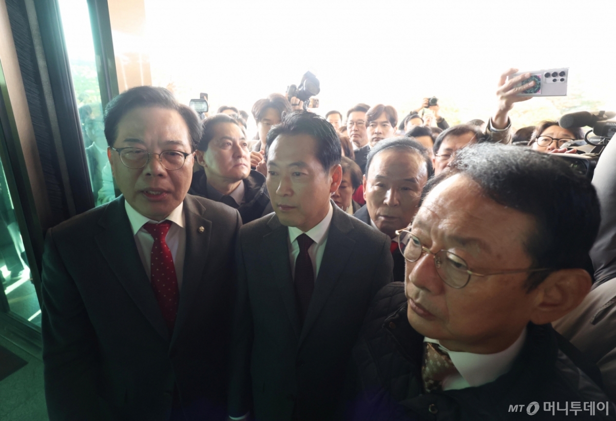 [서울=뉴시스] 홍효식 기자 = 국민의힘 장동혁 대표와 송언석 원내대표 및 의원들이 11일 오전 서울 서초구 대검찰청 앞에서 검찰의 대장동 개발 비리사건 항소 포기 관련 긴급 현장 규탄대회를 마친 뒤 항의 방문하고 있다. 2025.11.11. yesphoto@newsis.com /사진=홍효식