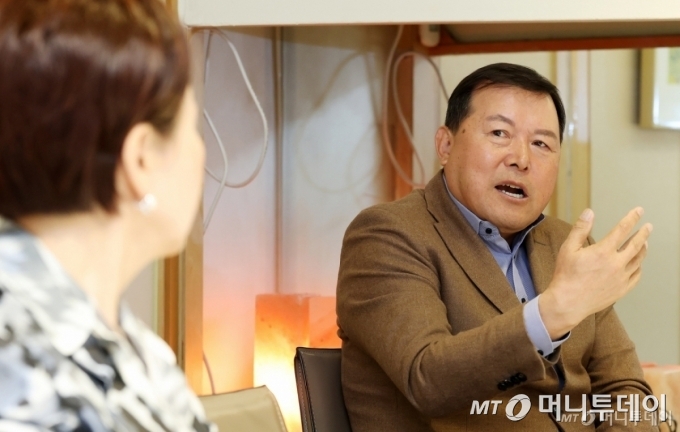 글로벌코리아인사이츠(이사장 백용호 머니투데이 상임고문) 고문단이 지난 10일 서울 중구 '컨퍼런스하우스 달개비'에서 첫 좌담회를 열고  '한국기업의 글로벌 미래전략'에 대해 논의하고 있다. 왼쪽부터 시계방향으로 신미남 전 두산퓨얼셀 사장, 박정호 전 SK하이닉스 부회장, 황각규 전 롯데지주 부회장, 전하진 전 한글과컴퓨터 대표, 박선영 동국대 교수(GK인사이츠 이사) /사진=김창현