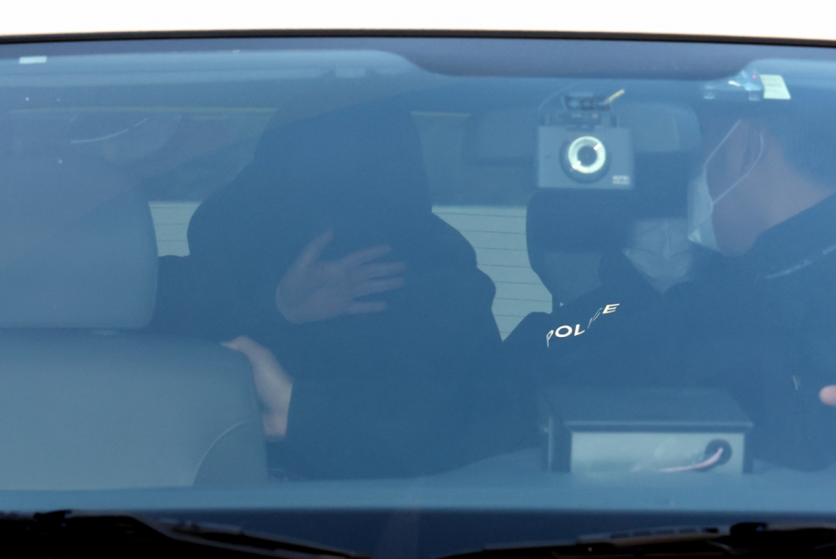 음주 운전 중 일본인 관광객 모녀를 들이받아 1명을 숨지게 한 30대 남성이 11일 오전 서울 동대문경찰에서 서울중앙지검으로 구속 송치되고 있다. /사진=뉴스1.