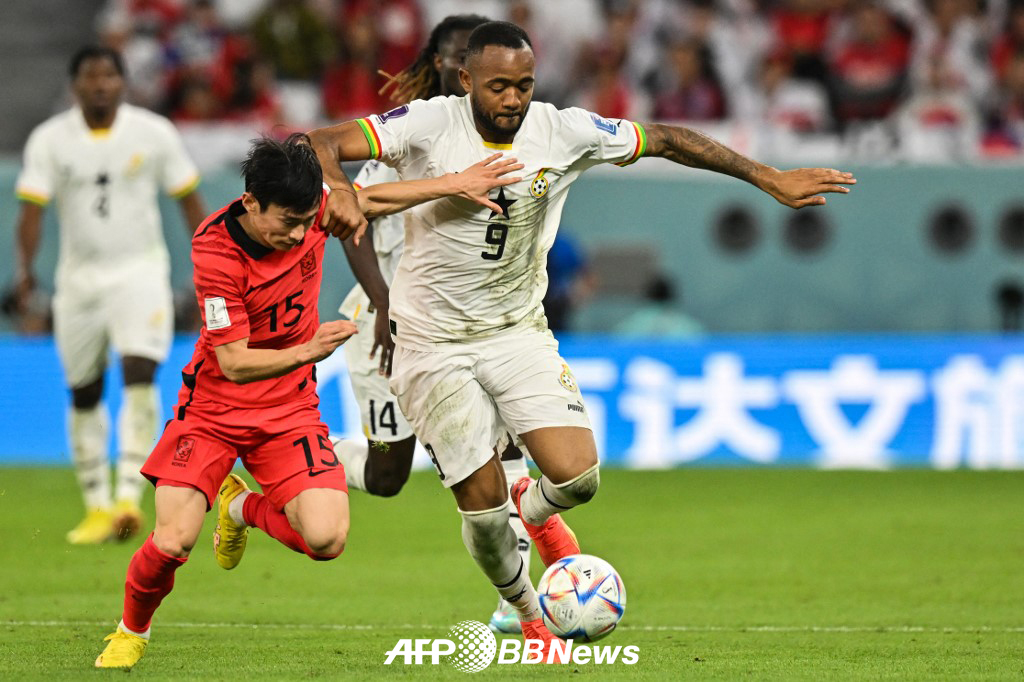 지난 2022 국제축구연맹(FIFA) 카타르 월드컵 조별리그 한국전 당시 김문환과 볼 경합을 펼치고 있는 조르당 아유(오른쪽). /AFPBBNews=뉴스1