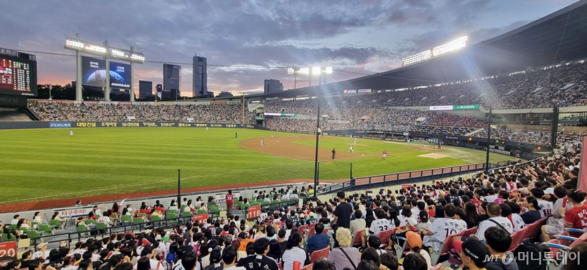 7일 잠실야구장에서 열리는 2025KBO리그 LG트윈스와 SSG랜더스의 경기가 만원관중과 함께 팽팽한 승부가 이어지고 있다. /사진=강영조