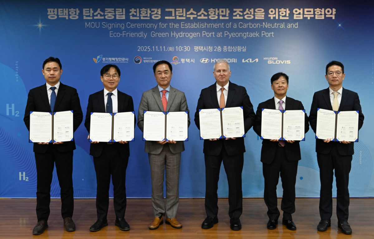 (왼쪽부터) 김금규 경기평택항만공사 사장 직무대행, 도경식 평택지방해양수산청 청장, 정장선 평택시장, 켄 라미레즈 현대차그룹 에너지&수소사업본부장(부사장), 김정석 현대글로비스 해운사업부장, 이덕현 기아 지속가능경영실장이 기념 촬영을 하는 모습/사진= 현대차그룹 제공