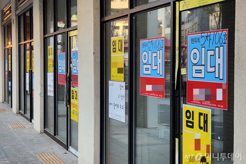 지난 10일 경기 김포시 한 수변 상가. 임대와 부동산 중개 문의 안내문이 붙었다. /사진=김미루 기자.