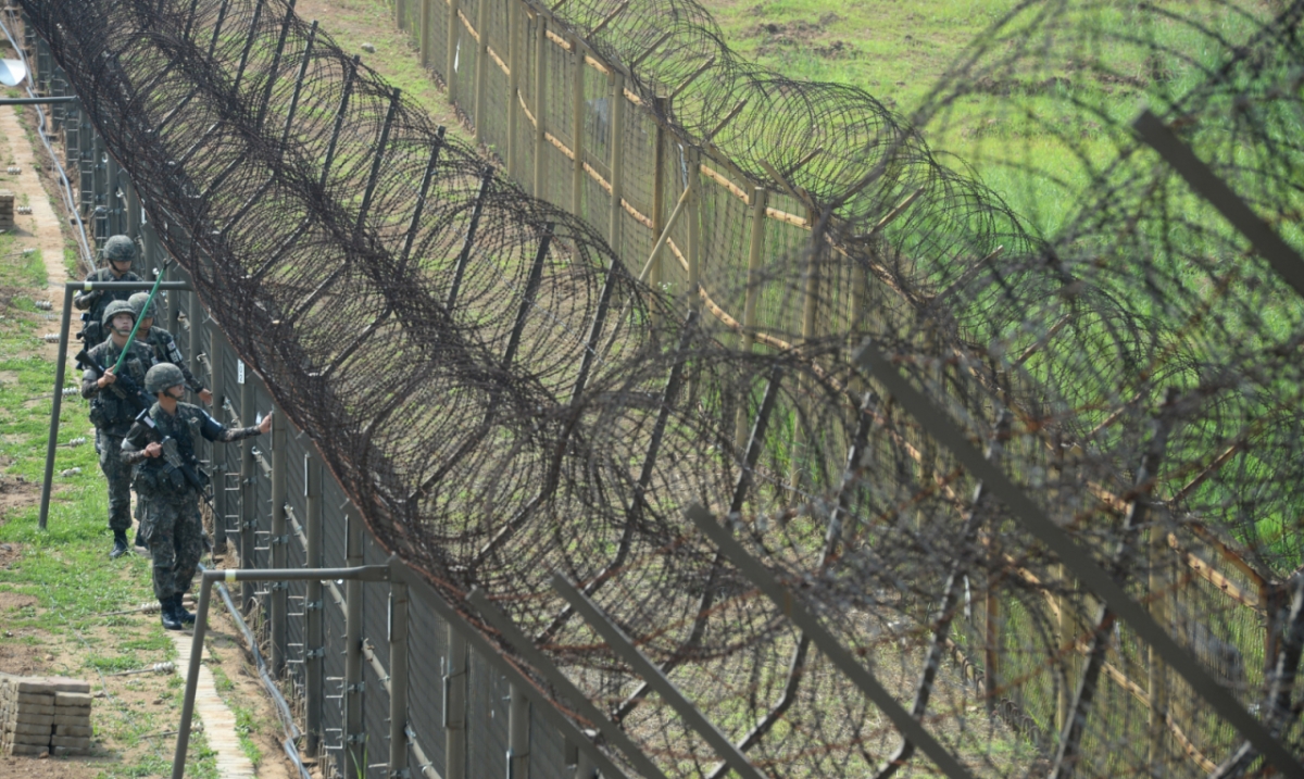 경기도 파주에서 1사단 장병들이 철책점검을 하고 있다. /사진=사진공동취재단