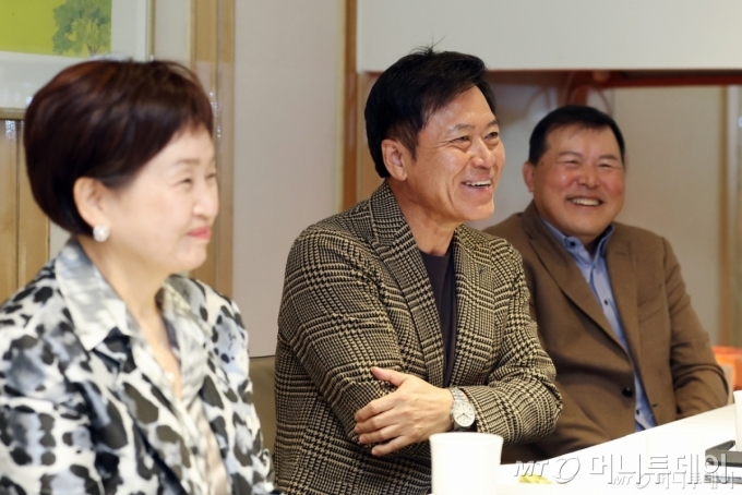 글로벌코리아인사이츠(이사장 백용호 머니투데이 상임고문) 고문단이 지난 10일 서울 중구 '컨퍼런스하우스 달개비'에서 첫 좌담회를 열고 '한국기업의 글로벌 미래전략'에 대해 논의하고 있다. 왼쪽부터 시계방향으로 신미남 전 두산퓨얼셀 사장, 박정호 전 SK하이닉스 부회장, 황각규 전 롯데지주 부회장 /사진=김창현