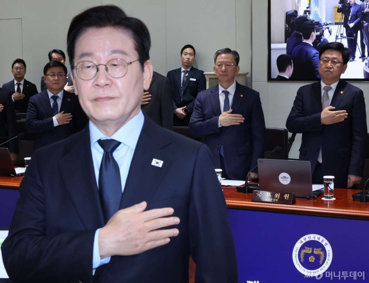 이재명 대통령과 정성호 법무부 장관을 비롯한 참석자들이 11일 서울 용산 대통령실 청사에서 열린 국무회의에서 국민의례를 하고 있다. (대통령실통신사진기자단) 2025.11.11./사진=뉴시스