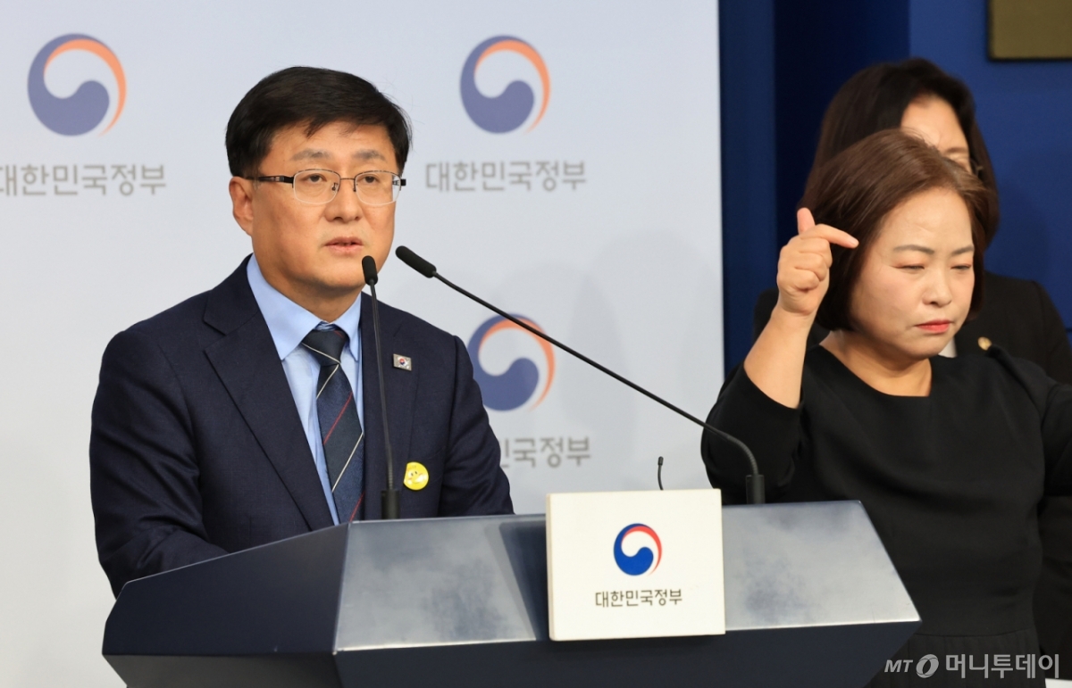 김성환 기후에너지환경부 장관이 10일 서울 종로구 정부서울청사 별관 브리핑실에서 2035 국가온실가스 감축목표 및 제4차 계획기간 배출권 할당계획을 발표하고 있다. 2025.11.10/사진=뉴스1 Copyright © 뉴스1. All rights reserved. 무단 전재 및 재배포, AI학습 이용 금지.