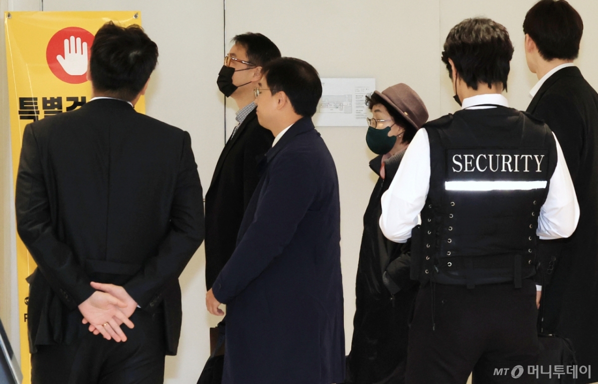윤석열 전 대통령의 부인 김건희 여사의 모친 최은순씨와 오빠 김진우씨가 11일 오전 서울 종로구 KT광화문빌딩 웨스트에 마련된 김건희특검 사무실에 피의자 신분으로 출석하고 있다./사진=뉴스1