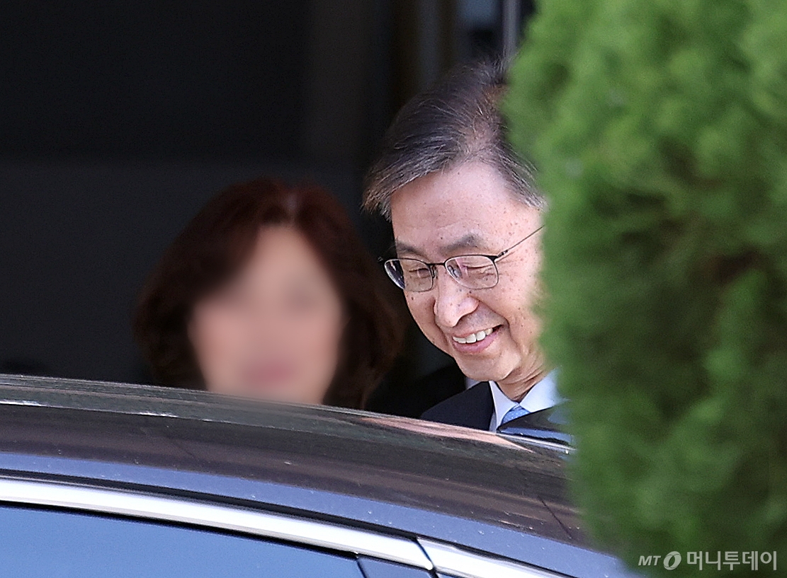 (서울=뉴스1) 이호윤 기자 = 최재해 감사원장이 11일 퇴임식을 마치고 서울 종로구 북촌로 감사원을 나서고 있다. 2025.11.11/뉴스1 Copyright © 뉴스1. All rights reserved. 무단 전재 및 재배포, AI학습 이용 금지. /사진=(서울=뉴스1) 이호윤 기자