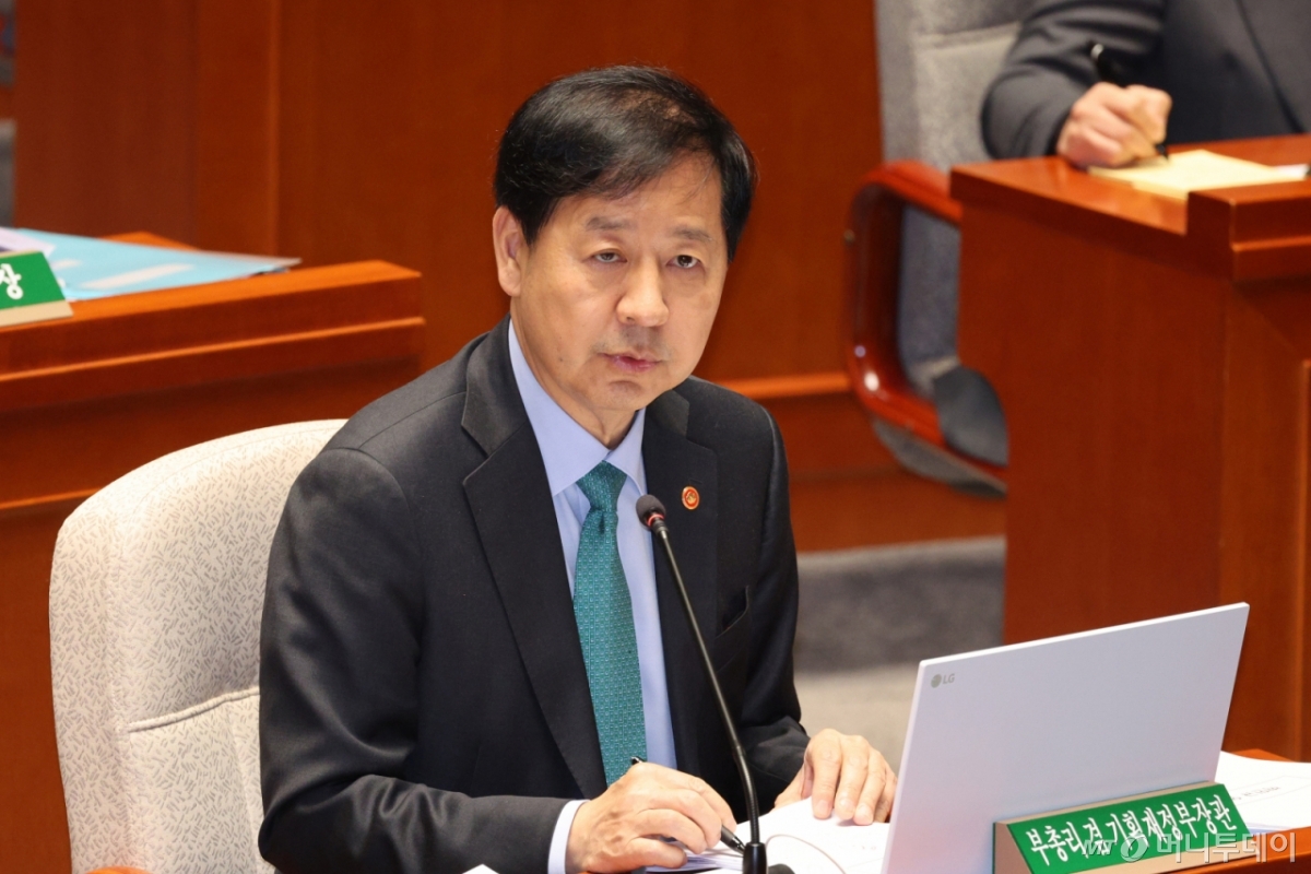 (서울=뉴스1) 신웅수 기자 = 구윤철 경제부총리 겸 기획재정부 장관이 11일 서울 여의도 국회에서 열린 제429회국회(정기회) 예산결산특별위원회 제6차 전체회의에 출석해 의원 질의에 답변하고 있다. 2025.11.11/뉴스1 Copyright © 뉴스1. All rights reserved. 무단 전재 및 재배포, AI학습 이용 금지. /사진=(서울=뉴스1) 신웅수 기자