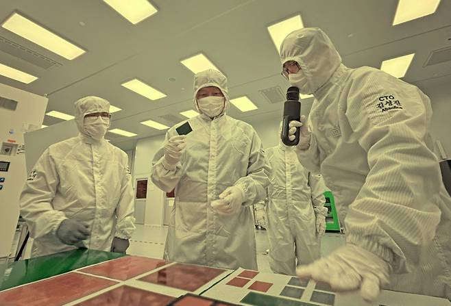 최태원 회장(가운데)이 지난 2024년 7월 조지아주 커빙턴시에 위치한 세계 최초 글라스기판 양산 공장을 둘러보며 사업 현황을 점검하고 있다./사진제공=SK