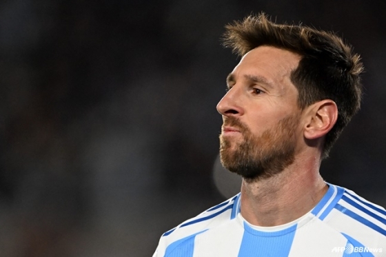 리오넬 메시가 부에노스아이레스 에스타디오 모누멘탈에서 열린 2026 FIFA 북중미월드컵 남미 예선 17라운드 베네수엘라와 홈 경기가 끝난 뒤 눈시울을 붉히고 있다. /AFPBBNews=뉴스1