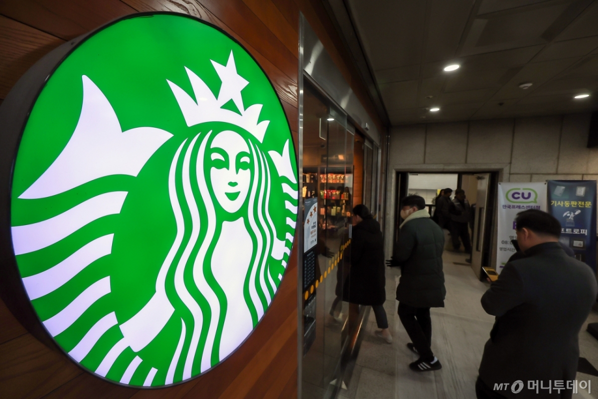 스타벅스 코리아 매출 늘었지만 영업익 주춤..