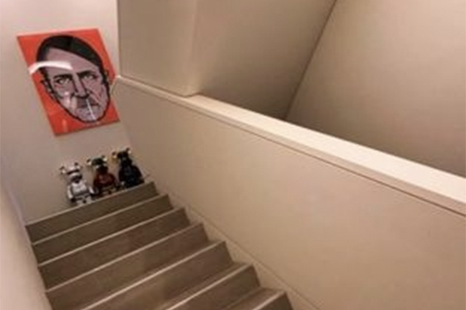 가수 MC몽이 최근 인스타그램 스토리에 올린 사진 속 히틀러가 그려진 작품이 걸려있다. /사진=MC몽 인스타그램